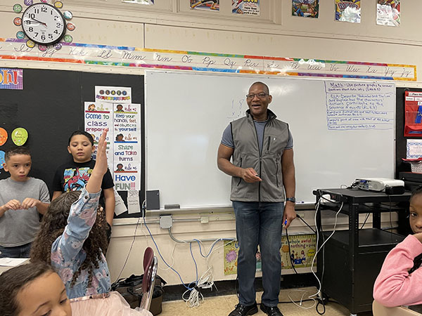 Ellis Cropper at Vernon Hill Elementary school 2 600w Ellis Cropper Teaching at Vernon Hill Elementary school.