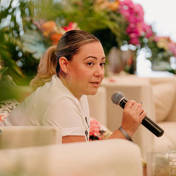 Jannese-Torres-speaking-600w Contributions to Florida communities provided by Personal Finance Expert Yo Quiero Dinero